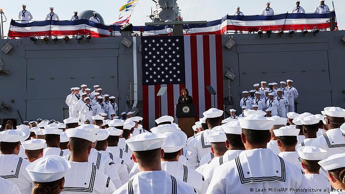 Japan | Kamala Harris an Bord der USS Howard