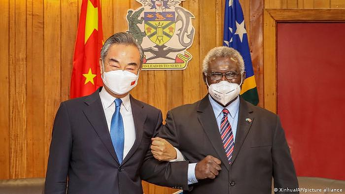 2022年5月，王毅访问所罗门群岛，和该国总理索加瓦雷会晤