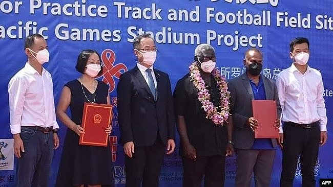 所罗门群岛总理索加瓦雷（右三）与中国驻所罗门群岛大使李明（左三）与其他官员在霍尼亚拉中国援建的体育馆项目开工仪式上合影。（2022年4月22日）