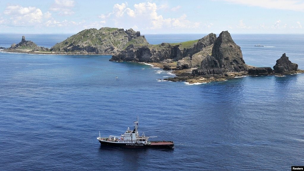 资料照：日本东京市政府测量船在日本称作尖阁列岛、中国称作钓鱼岛的岛屿旁。 