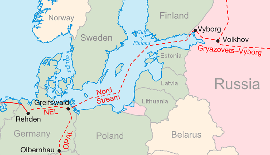 北溪1号与2号天然气管道铺设采平行方式，从俄罗斯维堡穿过波罗的海到德国格莱斯瓦尔德上岸。 图为北溪天然气管道路线图。 （图／Wikipedia)