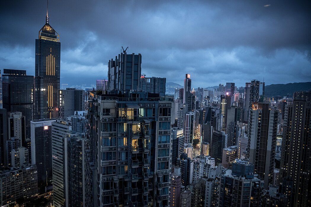 许多公司已将总部和人员迁出香港，搬到新加坡和首尔等地。