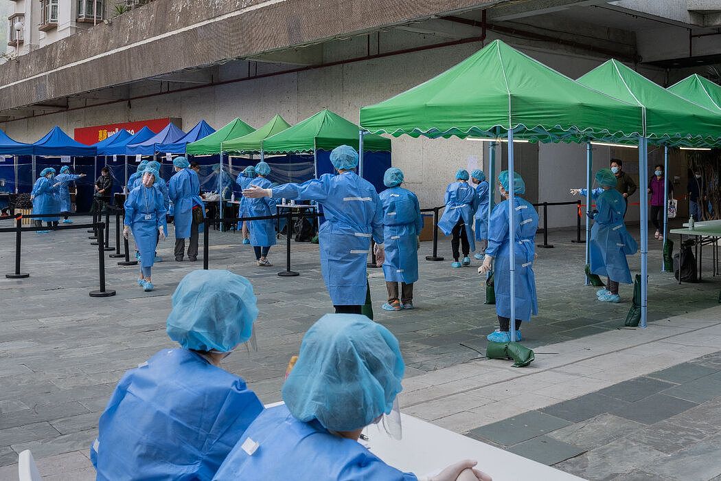 今年3月，香港一栋被封控住宅楼外的新冠病毒检测站。