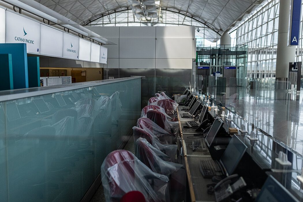 香港国际机场一个处于关闭状态的国泰航空服务台，摄于今年7月。