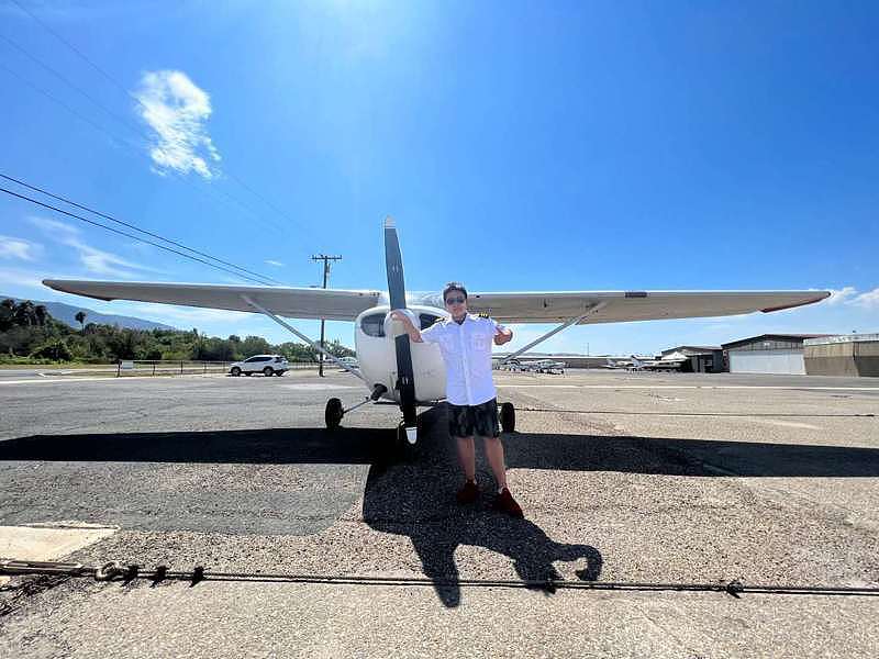 试驾飞机在河滨县科洛那机场（Corona airport）。 （受访者提供）