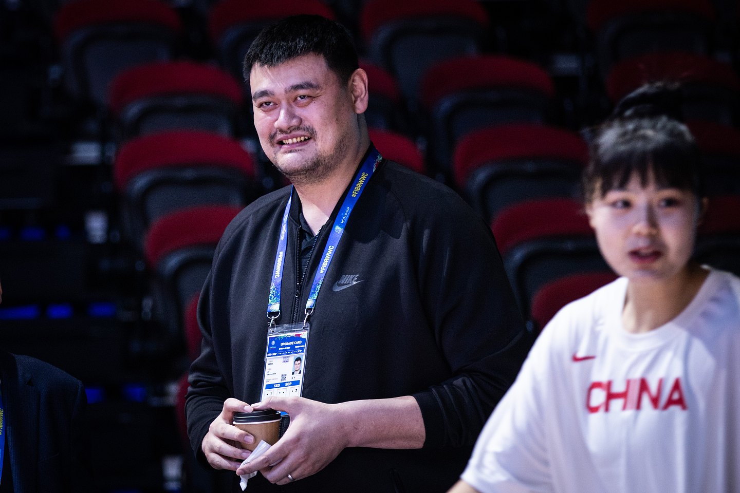 中国女篮领队姚明在场边观赛。