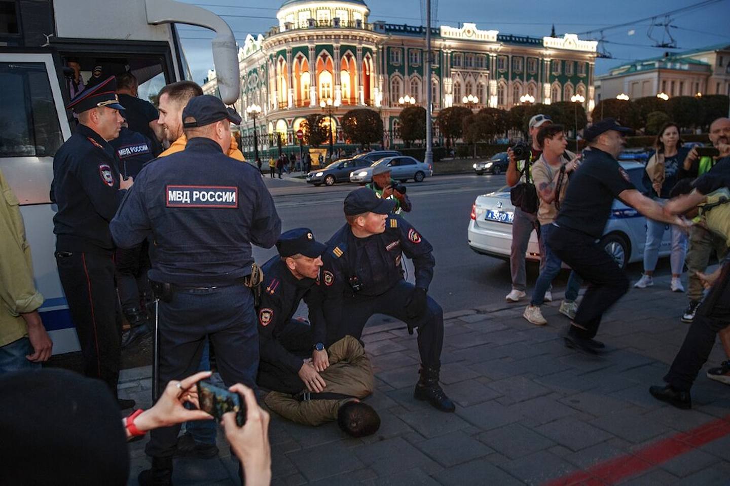 9月21日，俄羅斯第四大城葉卡捷琳堡（Yekaterinburg）的反動員示威，示威者被當地警方制服。（AP）