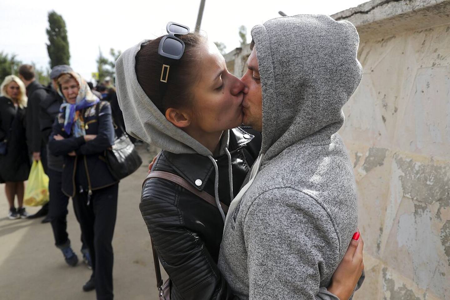 一位應徵入伍的俄羅斯男子與情人吻別。（AP）