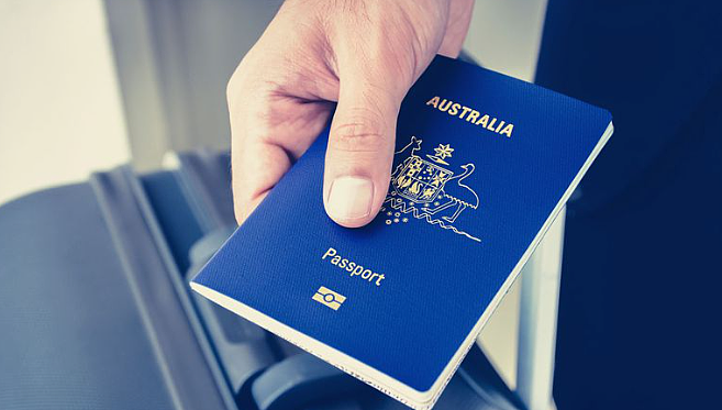 数百万澳人护照信息泄露，$300换证费谁出？艾博年：Optus已承诺负责（组图） - 4