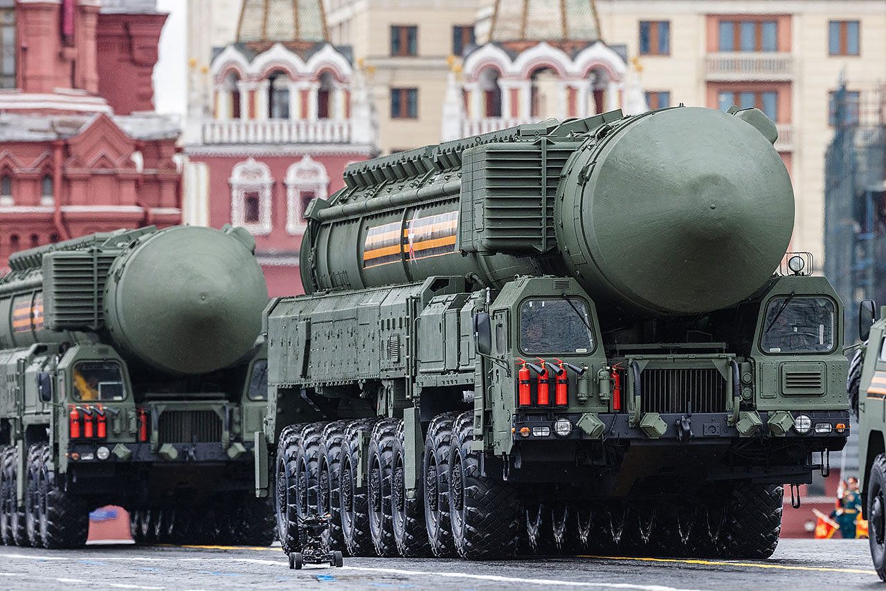 普京要胁动用核武。图为俄罗斯亚尔斯RS-24洲际弹道导弹2021年5月穿过红场受阅。（法新社）