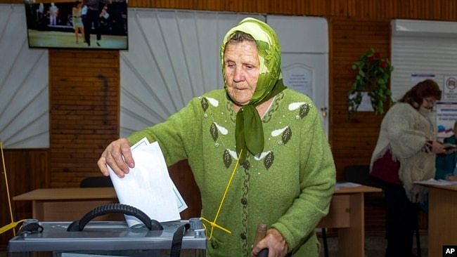 9月26日，俄罗斯控制的乌克兰卢甘斯克地区一位老妇人在参加所谓“入俄公投”的投票。