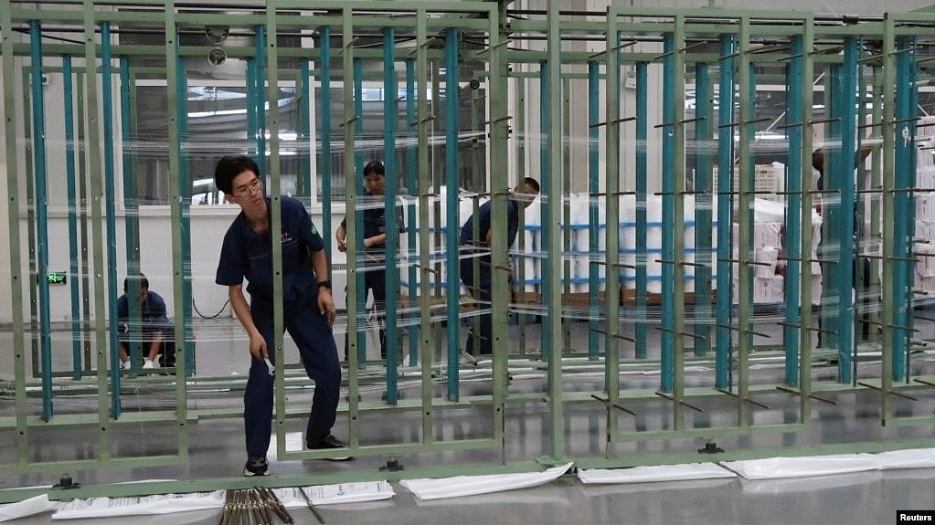中国山东德州景津压滤机公司的工人在工作。（2022年8月25日）