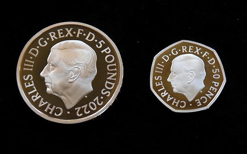 英国皇家铸币厂推出首批印有国王查理三世肖像的硬币。 （路透）
