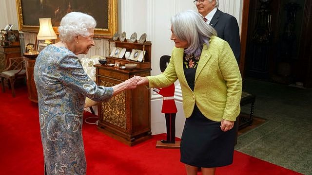 加拿大总督玛丽·西蒙（Mary Simon ）与英女王伊丽莎白二世见面
