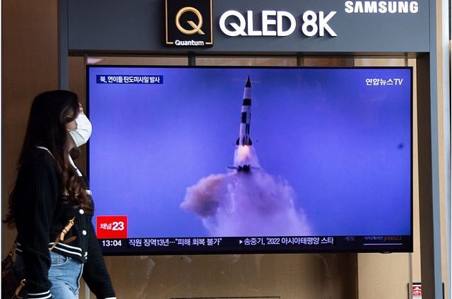 9月30日，一名韩国妇女在首尔的一个车站观看有关朝鲜弹道导弹发射的新闻。