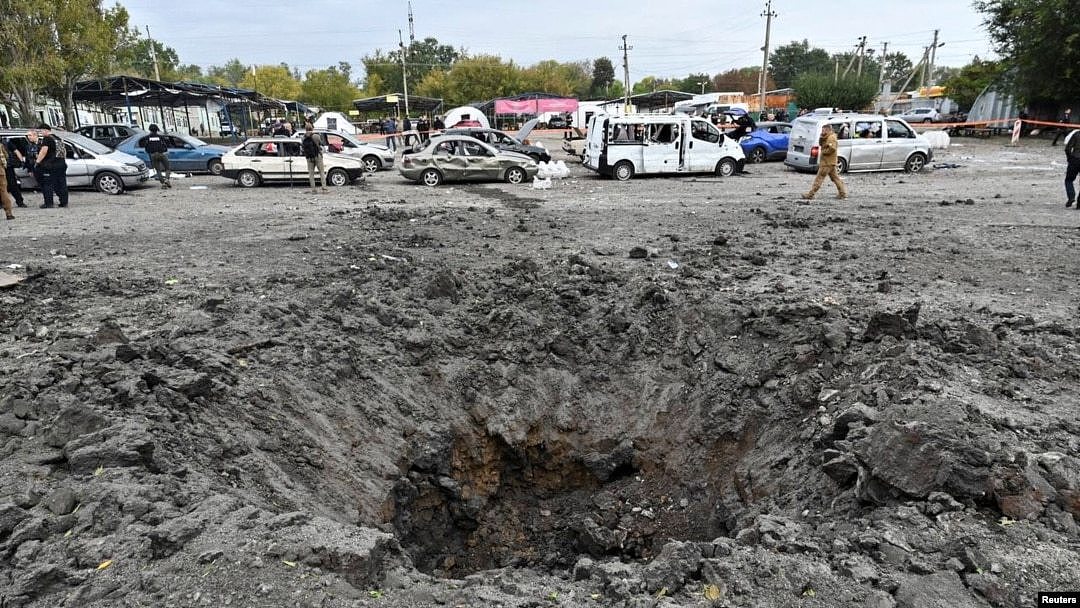 俄军导弹击中乌克兰南部城市扎波罗热的一支平民车队，导致20多名平民丧生。（2022年9月30日）