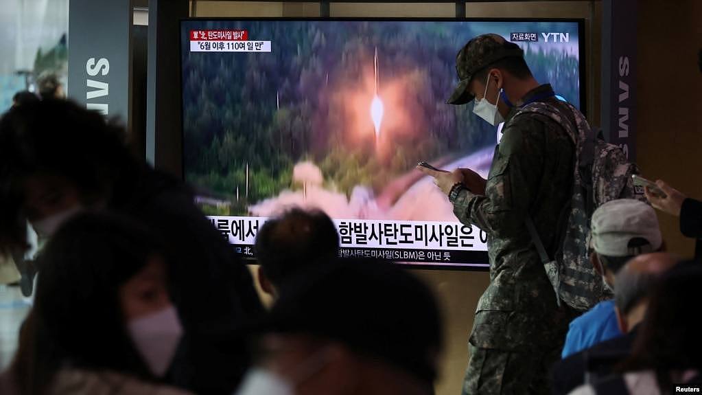 资料照片：一名韩国军人在首尔走过播放朝鲜发射导弹新闻的电视屏幕。(2022年9月25日)