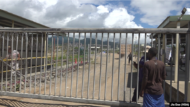 所罗门群岛的金岭金矿公司采矿场地和公司营地的入口处。（美国之音久岛拍摄）