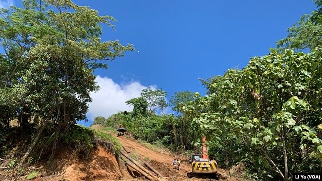 所罗门群岛瓜达尔卡纳尔省的金岭金矿有限公司的排泄管道出现破裂后，员工正在对管道进行维修。（美国之音莉雅拍摄）