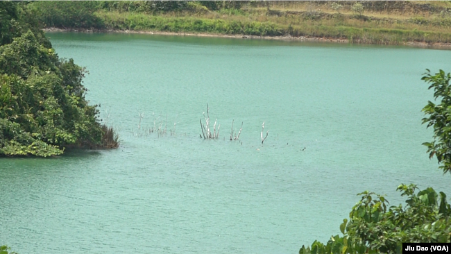 所罗门群岛瓜达尔卡纳尔省金岭金矿的尾矿坝。（美国之音久岛拍摄）