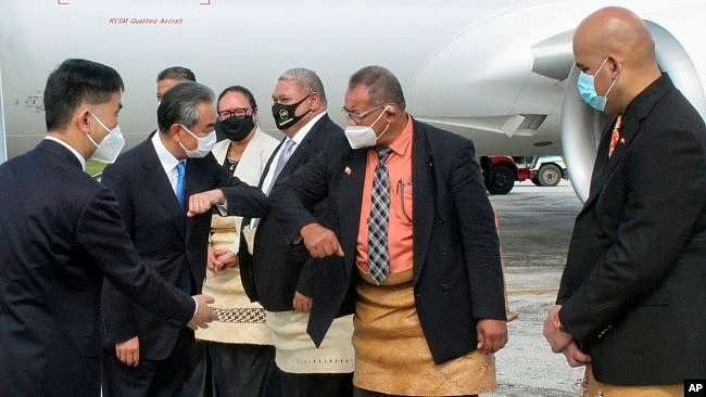 中国国务委员兼外长王毅抵达太平洋岛国汤加进行访问 (2022年5月31日)