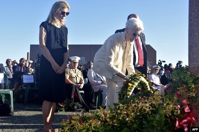 2022年8月7日，在所罗门群岛霍尼亚拉举行的瓜达尔卡纳尔岛战役80周年纪念仪式上，美国副国务卿温迪·谢尔曼(中)和美国驻澳大利亚大使卡罗琳·肯尼迪(左)敬献花环。