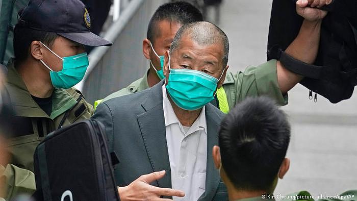 黎智英戴着口罩 被香港警方押出法庭（资料图片）