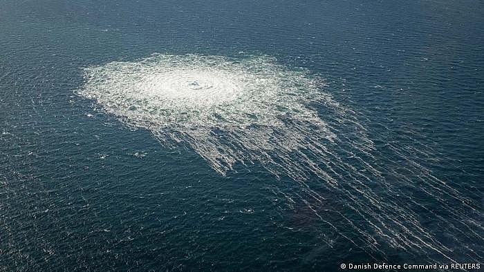 丹麦博恩霍尔姆岛附近的北溪天然气管道发生泄漏事故，水面浮现大量气泡