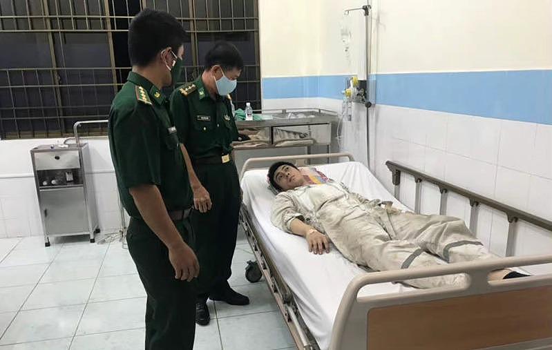 香港01引述越南媒体报导称，一艘载有21人的中国籍散货船在越南海域航行途中，有18人食物中毒，迄今已有12人死亡。（取材自微博）
