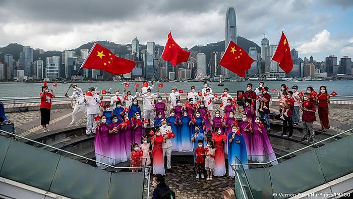 香港民众挥舞中国国旗