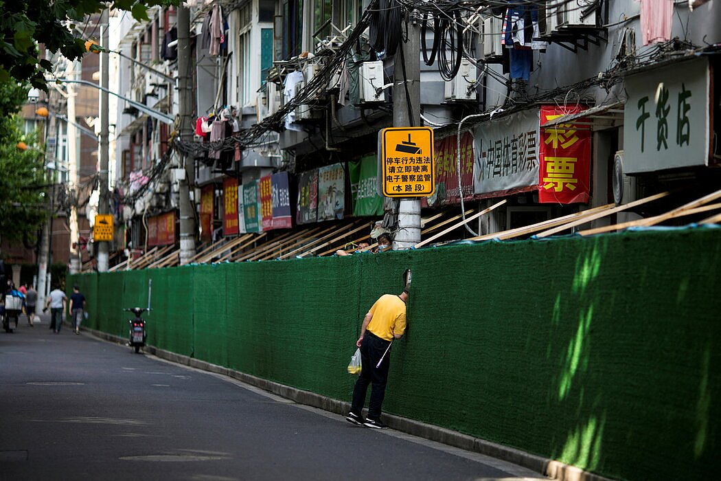 4月上海进入全市封锁后，被围栏包围的社区。