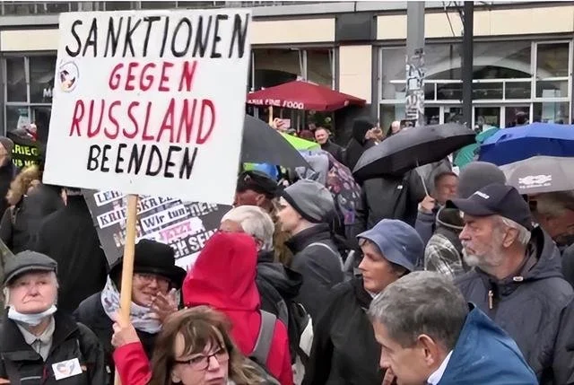 柏林民众抗议政府在俄乌冲突中的政策。