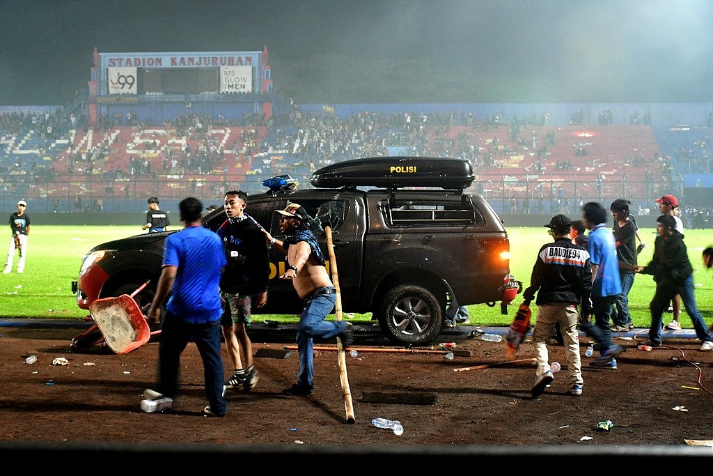 印尼东爪哇省（East Java）1日晚间发生足球迷在比赛后冲上场内暴动、镇暴警察动用催泪瓦斯引发严重踩踏的悲剧。 （图／路透社）