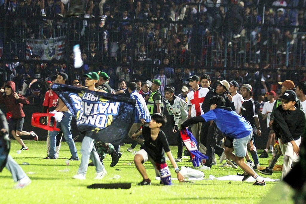 印尼东爪哇省（East Java）1日晚间发生足球迷在比赛后暴动、镇暴警察动用催泪瓦斯引发严重踩踏的悲剧。 （图／路透社）