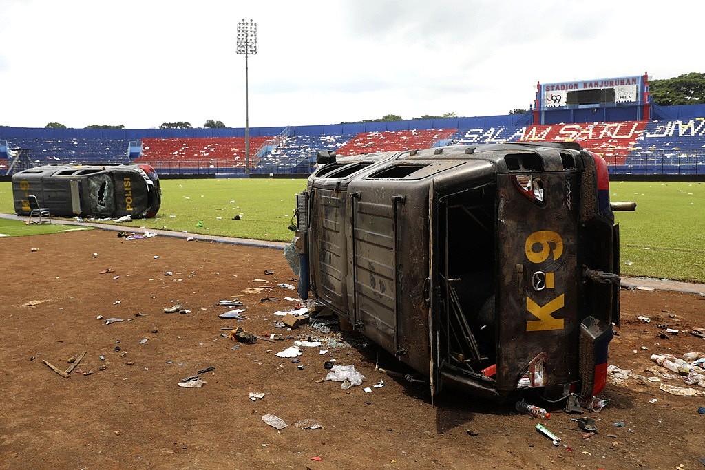 印尼球迷1日晚间在足球比赛后冲上场内暴动。 图为2日足球场上被破坏的警车。 （图／美联社）