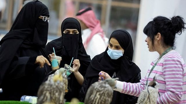 沙特妇女参加公共展览活动