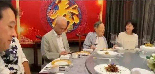 网晒物理学家杨振宁百岁宴影片，小54岁妻陪身旁（视频/组图） - 1