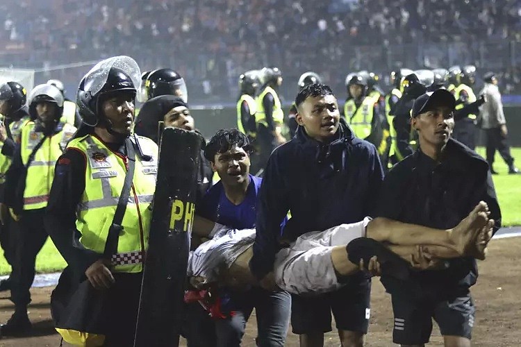 印尼球赛惨案升级：448人+32名儿童丧生，球迷堵球员发死亡威胁（组图） - 1