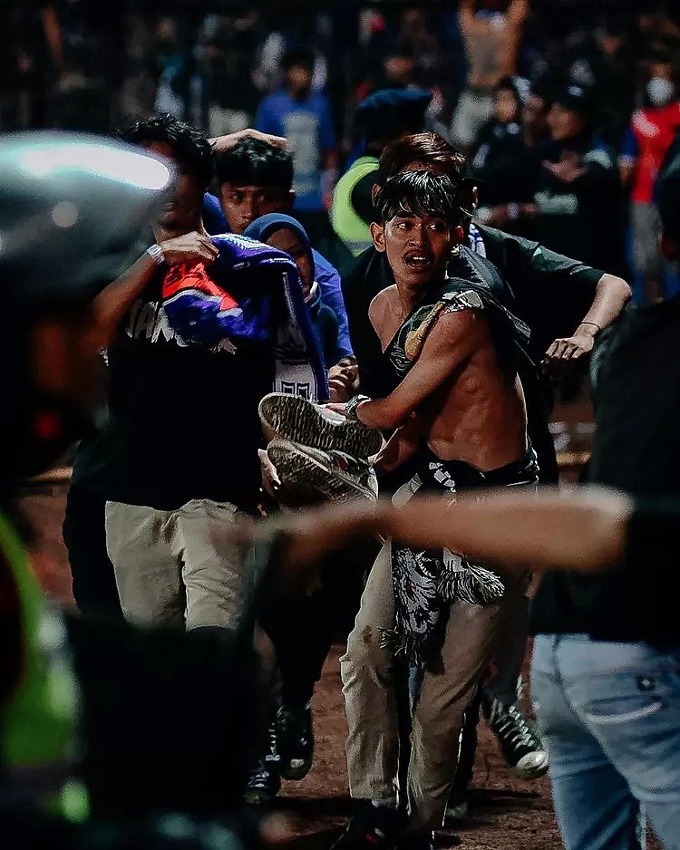 印尼球赛惨案升级：448人+32名儿童丧生，球迷堵球员发死亡威胁（组图） - 2