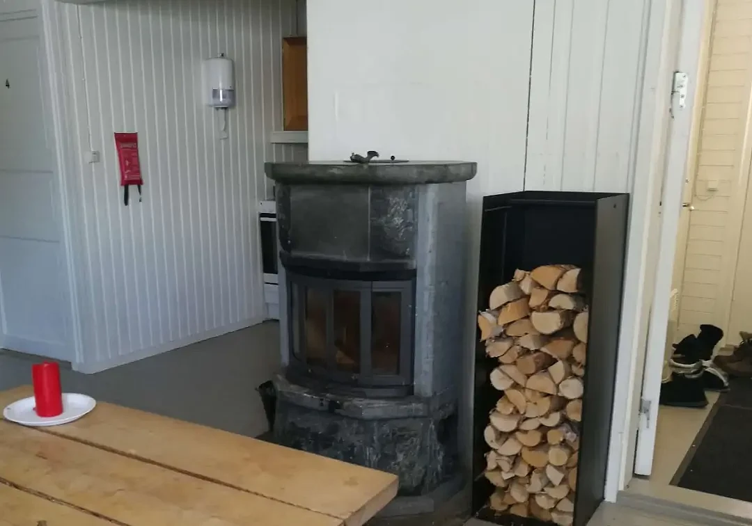 某些欧洲家庭早在夏季就开始清理家里的壁炉和烟囱，为今年冬季烧柴取暖做好准备