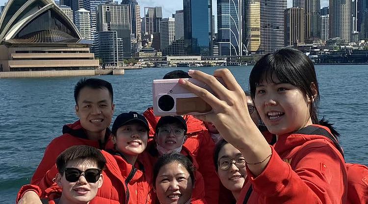 享受假期！中国女篮球员在澳洲游玩，悉尼歌剧院前合影留念，姚明太抢镜了（组图） - 1