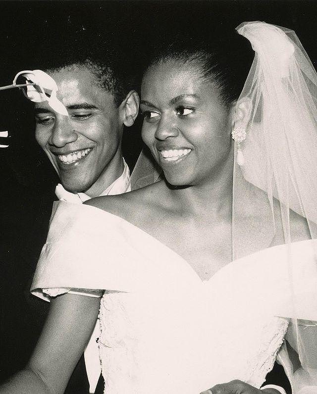 奥巴马晒照庆祝结婚30年，头靠爱妻肩膀小鸟依人，前第一夫人健壮（组图） - 6