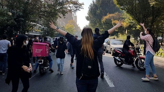 伊朗女性在抗议前线