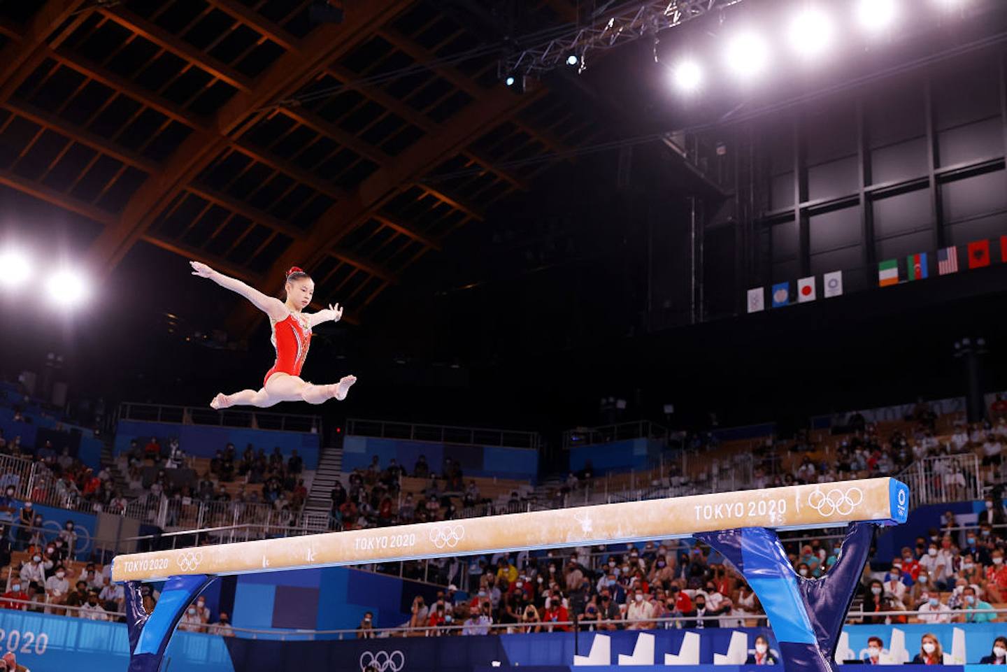 東京奧運平衡木決賽，管晨辰像仙子一樣飛騰跳躍，做出連串高難度動作奪金，表現一鳴驚人。（Getty Images）