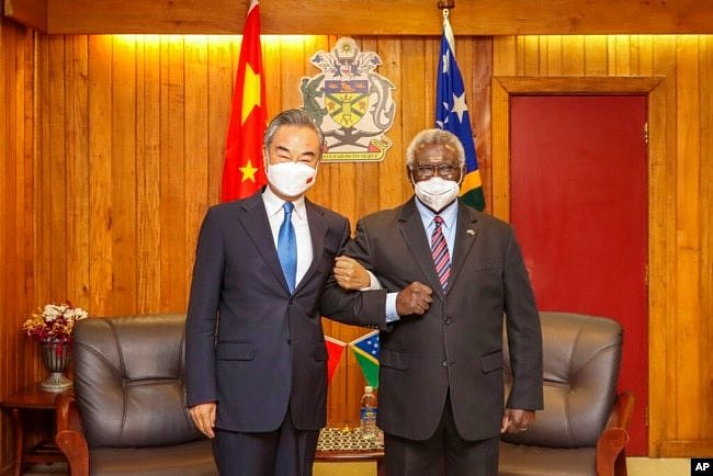 所罗门群岛总理索加瓦雷会晤到访的中国外长王毅。（2022年5月26日）