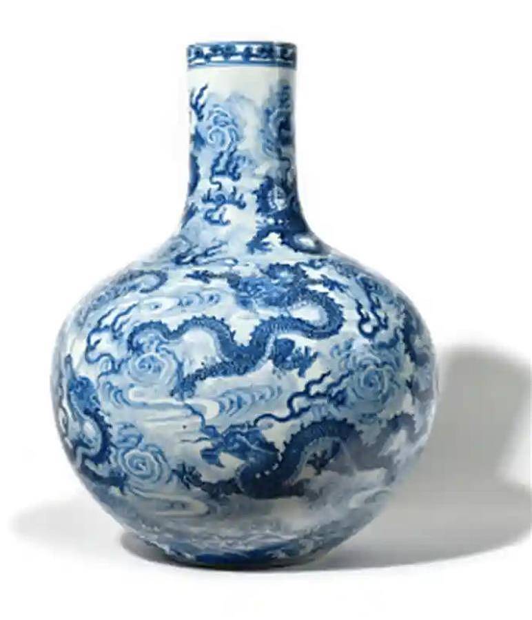 中国花瓶在法国拍卖，标价2000欧，以标价的近4000倍售出（图） - 1