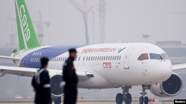 资料照：中国国产飞机C919在处女航后降落上海浦东国际机场。（2017年5月5日）