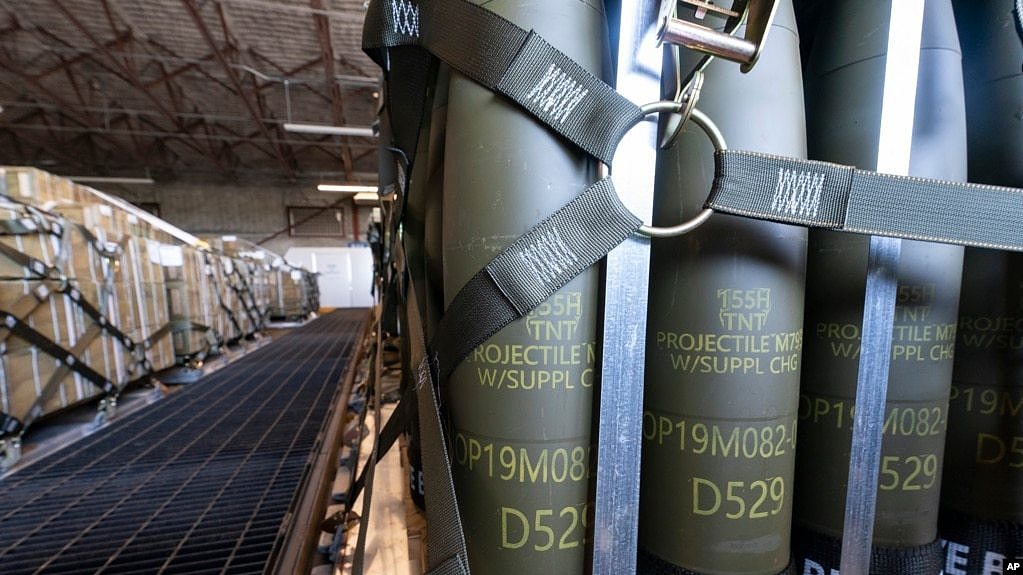 资料照片：在特拉华州多佛空军基地准备运往乌克兰的155毫米炮弹。(2022年4月29日）