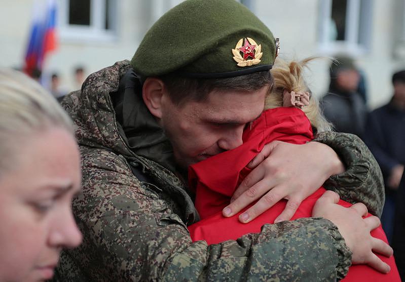 俄罗斯列宁格勒州迦特契纳（Gatchina）役男入伍前一一拥别家人，气氛感伤。 (路透)