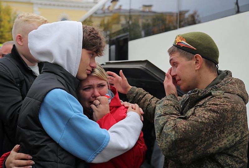 俄罗斯列宁格勒州迦特契纳入伍的役男，与亲人道别时忍不住流泪。 (路透)